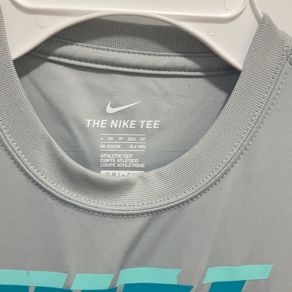 Sold out NEW Nike tee - Picture 2 of 2